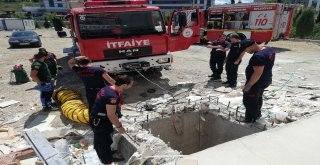 İtfaiye Eri Yavru Kediyi Kurtarmak İçin Gözünü Kırpmadan 15 Metrelik Kuyuya İndi