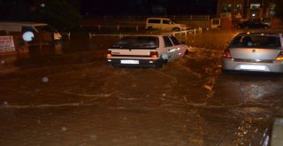 Sokaklar Göle Döndü, Çok Sayıda Araç Sular Altında Kaldı