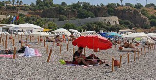 EKDAĞ KONYAALTI PLAJI TATİLCİLERİN GÖZDESİ OLDU