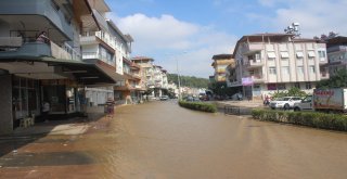 Manavgatta Patlayan Boru Caddeyi Sular Altında, Vatandaşı Susuz Bıraktı