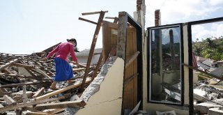 Endonezyalılar Deprem Sonrası Enkaz Altındaki Eşyalarını Arıyor