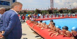 Okullar Tatil Olmasına Rağmen Koşarak Okula Geldiler