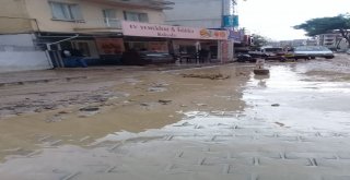 İzmiri, Dakikalar İçerisinde Etkili Olan Sağanak Vurdu