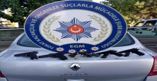 Otomobilin Tavanına Gizledi, Polisin Gözünden Kaçmadı