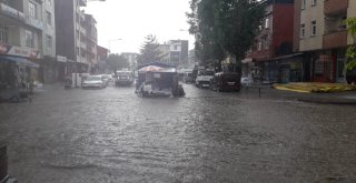 Karsta Sağanak Yağmur Caddeleri Sular Altında Bıraktı