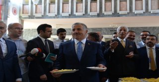 Bakan Kurtulmuş Ve Arslan, Gazetecilere Baklava Ve Kaşar Peyniri İkram Etti