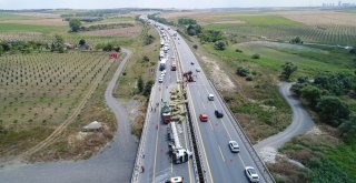 Tem Otoyolunda Saman Yüklü Kamyon Devrildi,  Oluşan Trafik Havadan Görüntülendi