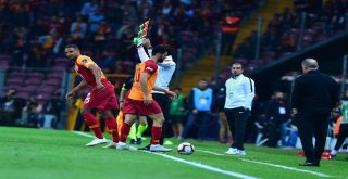 Galatasarayda Zorunlu Değişik, Emre Akbaba Sakatlandı