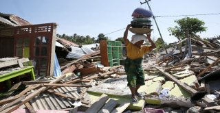 Endonezyalılar Deprem Sonrası Enkaz Altındaki Eşyalarını Arıyor