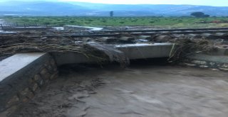 Buharkentteki Selde Tren Rayları Zarar Gördü, Seferler Durduruldu