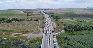 Tem Otoyolunda Saman Yüklü Kamyon Devrildi,  Oluşan Trafik Havadan Görüntülendi