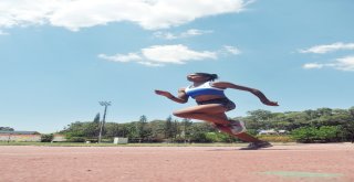 Kamerunlu Songun Yeğeni İzmirli Zehra Atletizmde Fırtına Gibi