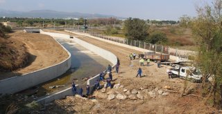 Göçmenleri Taşırken Kaza Yapan Kamyon Kaldırıldı