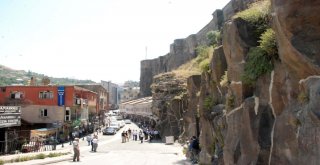 Bitlis Kalesinde 3 Yıl Aradan Sonra Kazı Çalışması