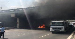 Kadıköyde Seyir Halindeki Araç Alev Alev Yandı