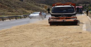 Tır Devrildi, Tonlarca Arpa Karayoluna Saçıldı