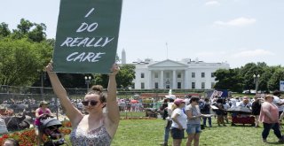 Beyaz Sarayın Önünde Toplanan Binlerce Kişi Trumpın Göçmen Politikasını Protesto Etti