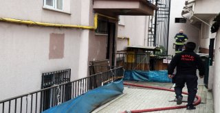 Apartmanı Saran Dumanlardan Yangın Merdivenine Çıkarak Kurtuldular