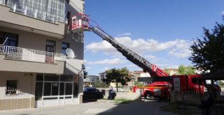 Çocuktan Kendini Kurtaran İtfaiyeciye Teşekkür Öpücüğü