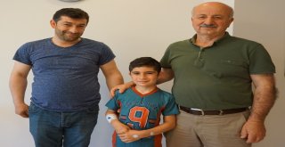 Minik Zafer Skolyozdan Ameliyatsız Kurtuldu