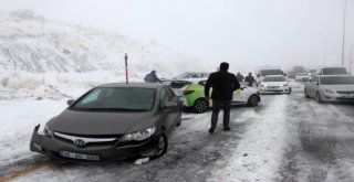 Erciyese Kar Yağdı, 15 Araç Zincirleme Kazaya Karıştı