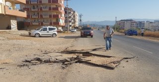 Sıkışan Metan Gazı Rögar Kapağını Patlattı, Asfalt Parçalandı