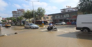 Manavgatta Patlayan Boru Caddeyi Sular Altında, Vatandaşı Susuz Bıraktı