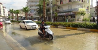 Manavgatta Patlayan Boru Caddeyi Sular Altında, Vatandaşı Susuz Bıraktı