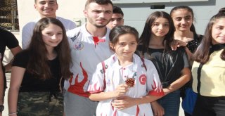 Dünya Üçüncüsü Hakkarili Sporcu Yurda Döndü