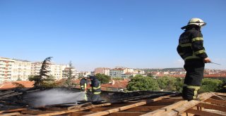 Zift Kağıtlarının Tutuştuğu Çatıda Yangın Çıktı