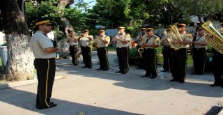 Kurtuluş Gününde Askeri Bando Takımından Halka Konser