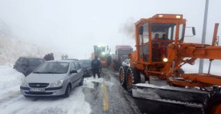 Erciyese Kar Yağdı, 15 Araç Zincirleme Kazaya Karıştı