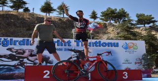 Triatlon Şampiyonları Ödüllerini Aldı