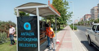 ALANYA'DA OTOBÜS DURAKLARI TEMİZLENİYOR