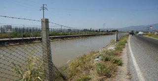 Akıntıya Kapılan Minibüsün Üstünde Kurtarılmayı Bekledi