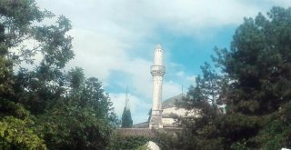 Yunanistanda Fırtına Cami Minaresine Zarar Verdi