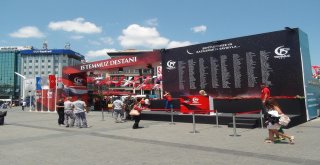 Taksim Meydanındaki Ömer Halisdemir Heykeline Yoğun İlgi