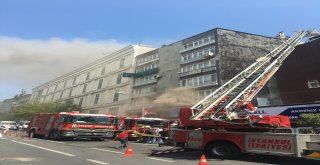 Fatihte Korkutan Yangın Nedeniyle Cadde Trafiğe Kapatıldı