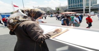 Taksim Meydanındaki Ömer Halisdemir Heykeline Yoğun İlgi