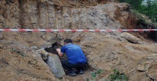 Yol Genişletme Kazısında Ortaya Çıkan Bin 800 Yıllık Taş Sandık Mezar İncelemeye Alındı