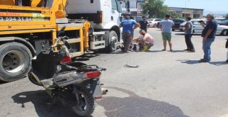 Yoldan Çıkıp Sürüklenen Motosiklet Ters Yönden Gelen Kamyonun Altına Girdi