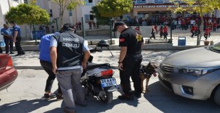 Okul Önünde Motosiklete Zulananan Esrarı, Narkotik Köpeği Buldu