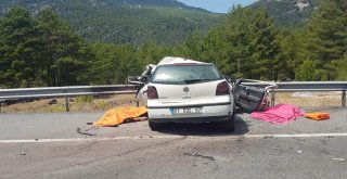 Turistleri Taşıyan Otobüs İle 2 Otomobil Çarpıştı: 2 Ölü