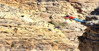 Base Jump Sporcusu Atlama Kulelerinden Paraşütle Atladı