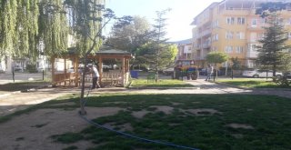 Simavda Park Ve Bahçeler İlaçlanıyor