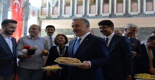 Bakan Kurtulmuş Ve Arslan, Gazetecilere Baklava Ve Kaşar Peyniri İkram Etti