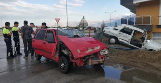 Erzincanda Trafik Kazası: 2 Yaralı