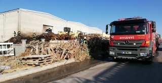 Tutuşan Tahta Paletler Fabrikaya Sıçramadan Söndürüldü