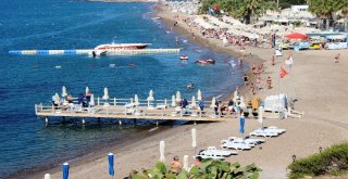 Denizde Can Pazarı Yaşanırken Turistlerin Deniz Keyfi Pes Dedirtti