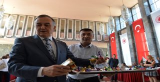 Bakan Kurtulmuş Ve Arslan, Gazetecilere Baklava Ve Kaşar Peyniri İkram Etti